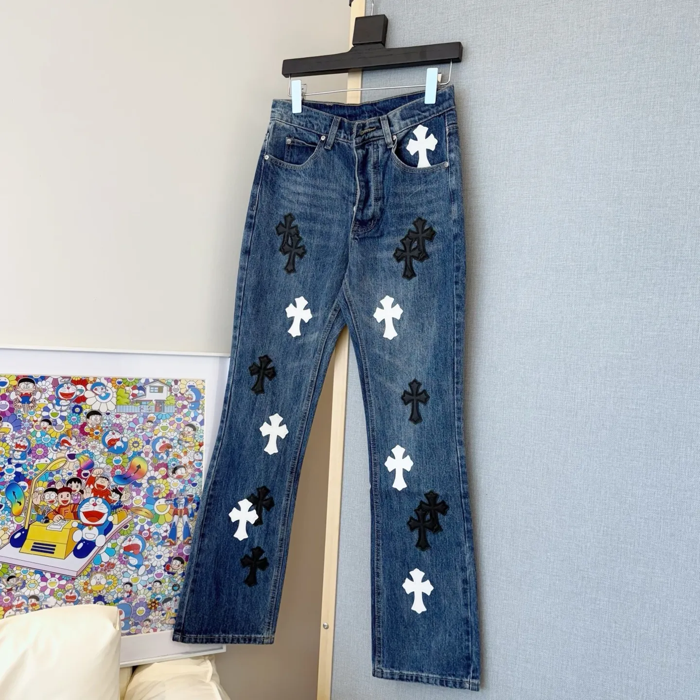 P260 Style number: D346 ChromeHearts Chrome washed blue and black and white leather straight pants, ceiling-level jeans, a pair is hard to find at the counter‼ ️About Zangyin✅This is an extremely luxurious fashion brand that can also be called the aristocracy of the high street. It has always been an exclusive brand for some hipsters or rich second generations. The color of this model is already very eye-catching by using a unique washed material. It is decorated with pink patch cross flowers, which cleverly highlights the charm of the brand. Secondly, this model adopts a classic high-waist cut design, which highlights the long legs and fashionable temperament of the upper body. The brand is highly recognizable and the slim-fitting configuration is more suitable for daily wear. The personality will be fashionable and the specifications can be seen at a glance. Materials and technology ✅ Needless to say, this point goes without saying. As an excellent craftsman brand, Zangyin's requirements for details and craftsmanship are really perfect. The washed color of this model has gone through a lot of processes, not to mention the embellishment of the denim appliqués. It is also purely handmade and sewn. Just like what they believe in, only handmade things have soul and have the meaning of wearing. A top-notch heavy-duty fashionable denim item, recommended by both hands‼ ️ Size: 28, 30, 32, 34, 36 (S-XXL) Color: blue Size reference: Pants length 100 102 104 106 106 Waist 72 76 80 84 88 Recommended weight S (about 130 pounds) M (about 120 pounds) L (about 140 pounds) XL (about 165) XXL (about 185)